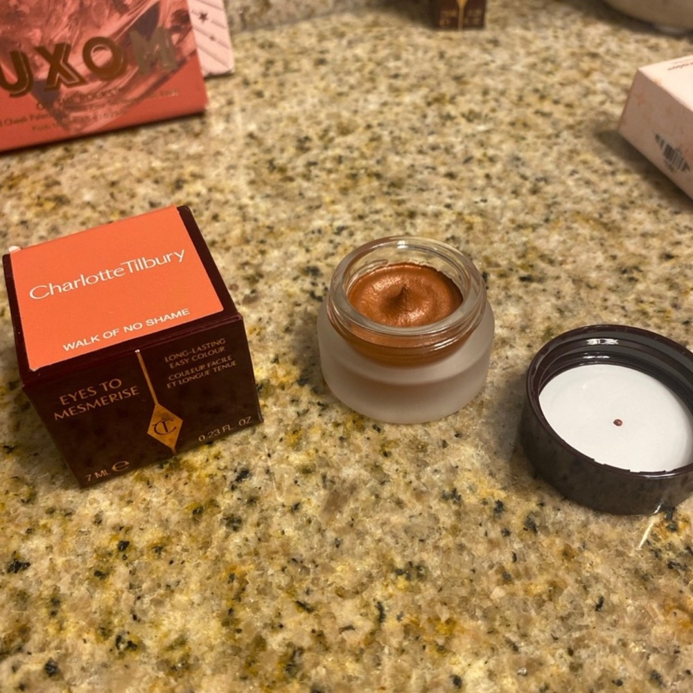 High end makeup bundle - Picture 7 of 9